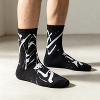 Chaussettes mi-mollet en tricot personnalisées à imprimé numérique graffiti, motif éclaboussures d'encre, style streetwear, chaussettes décontractées de marque