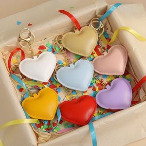 Llavero de Cuero PU Color Caramelo con Forma de Corazón, Colgante de Corazón, Pequeños Accesorios, Regalo para Mejor Amiga, Venta al por Mayor - Product Image 1