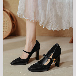 รองเท้าส้นสูงทรงเหลี่ยมแบบมีสายรัดหัวเข็มขัด หนังแก้วสีแดง ยี่ห้อ Mary Jane รุ่น Pumps ส้นหนา แฟชั่นสำหรับผู้หญิง - Product Image 3