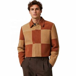 Giacca Trucker da Uomo in Pelle Scamosciata di <span class=keywords><strong>Capra</strong></span> Color Tan con Colletto a Camicia e Chiusura Nascosta, Modello Corto, Personalizzabile OEM, con Pannelli Color Block e Vestibilità Boxy - Product Image 1