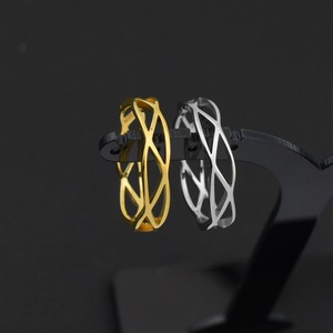 Meilleures ventes : Bagues unisexes en acier inoxydable, design simple ajouré et irrégulier, style luxe discret, bijoux en gros - Product Image 1