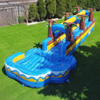 Toboggan aquatique gonflable Oasis Palm bleu et jaune avec piscine à jets d'eau pour parc d'aventure extérieur et complexe hôtelier