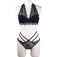 Ensemble de lingerie féminine en dentelle noire avec soutien-gorge halter et culotte taille haute à bretelles croisées élastiques, orné de dentelle