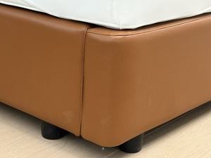 מיטת יוקרה מודרנית אקולוגית בגודל קווין/קינג, מרופדת עור כתום רך עם מסגרת עץ אורן, מיטה נוחה - Product Image 5