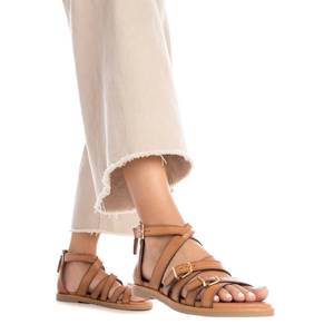 Sandali bassi da donna Carmela beige con cinturini piatti e fibbia alla caviglia, perfetti per l'estate - Product Image 5