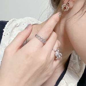 Bague en argent pur S925 avec incrustation de dentelle, design élégant et unique haut de gamme pour femmes - Product Image 4