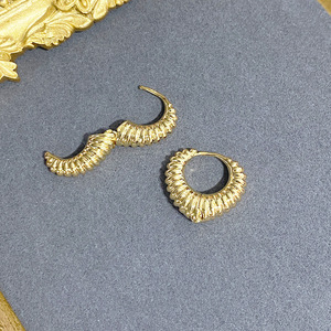 Pendientes de aro de oro de 18 quilates, pendientes de croissant retorcidos con aro Huggie chapado en oro, pendientes de aro pequeños para mujer, regalos de joyería - Product Image 5