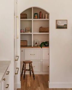 Cucina Vermont su Misura in Stile Moderno Farmhouse, Bicolore Bianco e Legno Scuro, Isola con Ante in Vetro, Maniglie Dorate, Piano in Marmo - Product Image 6