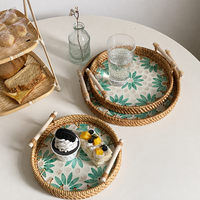 Plateau de service en rotin tressé fait main avec incrustation de coquillages ronds et motif floral, poignées blanches, cadeau de mariage, décoration nordique pour la maison