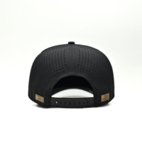 Casquette de baseball sportive à 5 panneaux, personnalisée, structurée, imperméable, avec trous découpés au laser, bord incurvé et logo en PVC caoutchouc