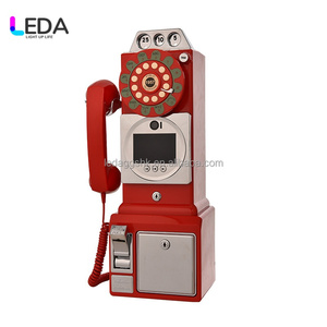 Panneau mural décoratif LEDA style cabine téléphonique vintage avec deux téléphones rotatifs et citation d'amour pour mariages et événements festifs - Product Image 6
