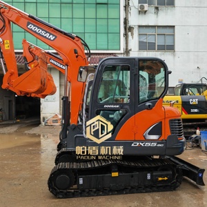Excavatrice sur chenilles Doosan DX55-9C d'occasion, 5,5 tonnes, mini-excavatrice hydraulique d'origine coréenne, faible nombre d'heures de fonctionnement, en stock. - Product Image 1
