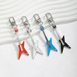 Porte-clés en forme de guitare, mini pendentif en alliage de zinc, accessoire de sac portable, coloré rouge blanc bleu noir - Product Image 1
