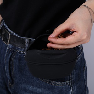 <span class=keywords><strong>Pochette</strong></span> de friandises en silicone personnalisée pour chiens avec fermeture magnétique Sac d'alimentation portable pour animaux de compagnie pour chats et chiens pendant la marche - Product Image 3