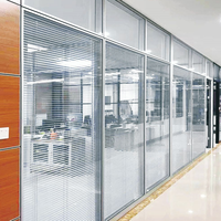 Cloison de bureau en alliage d'aluminium de 84 mm à double vitrage avec stores vénitiens intégrés, écologique et insonorisée pour salles de réunion