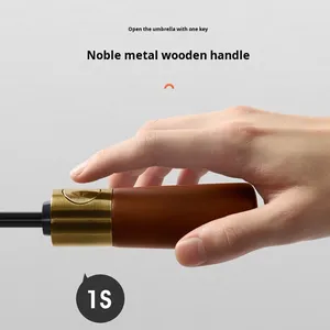 Manche en bois <span class=keywords><strong>Parapluie</strong></span> <span class=keywords><strong>pliant</strong></span> d'affaires <span class=keywords><strong>haut</strong></span> <span class=keywords><strong>de</strong></span> <span class=keywords><strong>gamme</strong></span> pour hommes 10 côtes Tube <span class=keywords><strong>de</strong></span> fer entièrement automatique 105cm Diamètre ouvert Revêtement noir - Product Image 4