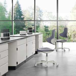 Chaise pivotante de bureau pivotante en cuir Pu de qualité médicale pour ascenseur à gaz de classe 3 réglable Tabouret de laboratoire Pu Chaise de rédaction avec repose-pieds - Product Image 1