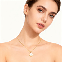 Collar con Colgante de Disco Redondo de Madreperla Chapado en Oro de 18K, Joyería Personalizada con Letra de Acero Inoxidable para Mujer, Regalo