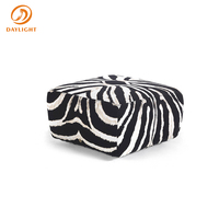 Pouf/Repose-pieds carré moderne de luxe, motif zèbre symétrique noir et blanc audacieux et revêtement en tissu moelleux, pour salon et chambre à coucher