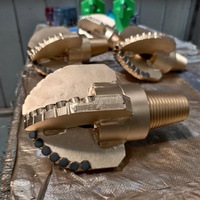 PDC Drag Bit pour le forage de puits dans des formations dures moyennes et molles Outil de forage de haute qualité Construction en acier au carbure de tungstène