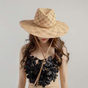 Chapeau de soleil tendance été 2025 pour femme, tressé à la main en raphia naturel, style Fedora avec sangle en cuir PU et large bord, idéal pour la plage et les activités de plein air - Product Image 3
