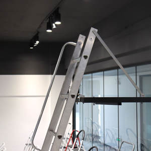 บันไดพับเก็บได้สำหรับห้องใต้หลังคา น้ำหนักเบา แข็งแรง ทนทาน ทำจากอลูมิเนียม พร้อมราวจับ - Product Image 3