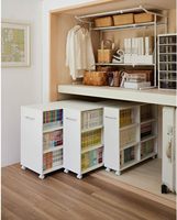 Meuble de salon moderne Bell Maison, étagère à livres réglable en panneaux de bois avec rangement coulissant et roulettes, dimensions G