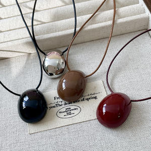 Collares con colgante de moda, cadena larga con cuentas ovaladas de resina, joyería para mujer, pieza elegante para uso informal - Product Image 1