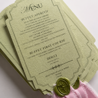 Cartes de menu de mariage personnalisées romantiques, vert sauge et rose, ruban, pompon, papier artistique, fait main
