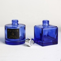 Fabricant en gros de flacons de parfum vides en verre bleu cobalt, carrés et ronds, pour diffuseurs à bâtonnets, personnalisables OEM, avec bouchons