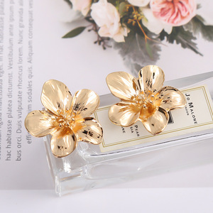 Boucles d'oreilles tendance à <span class=keywords><strong>double</strong></span> couche <span class=keywords><strong>en</strong></span> forme de fleur, bijoux créatifs pour femmes, style décontracté et brillant, fabriquées <span class=keywords><strong>en</strong></span> Chine - Product Image 3