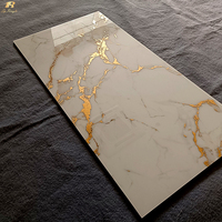 Carreaux de marbre Carrara blanc brillant et veiné or de Foshan, carreaux de céramique en porcelaine vitrifiée pour murs et sols intérieurs