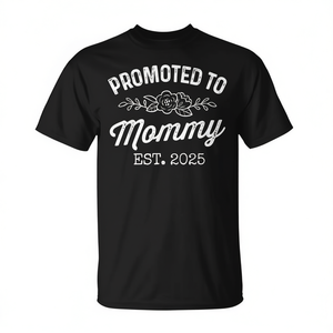 Camiseta de manga corta con cuello redondo para futuras mamás, regalo para mamás de primera experiencia, Promovida a Mamá, Est. 2025 - Product Image 2