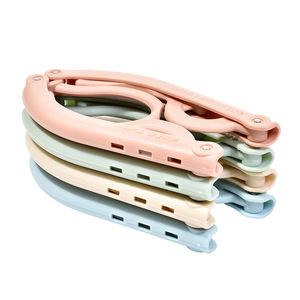 Perchas Plegables Portátiles de Plástico para Ropa, Organizador de Viaje Rectangular, Paquete de 5, Diseño Colorido - Product Image 5