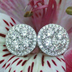 Boucles d'oreilles en or blanc E1766 avec diamants ronds taille brillant, bijoux classiques pour femmes - Product Image 4