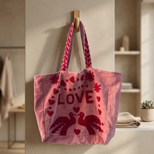 กระเป๋าโท้ทกำมะหยี่สีชมพูสั่งทำขายส่ง พร้อมตัวอักษร LOVE สีแดง ลายนกพิราบ หัวใจ และลายปักดอกไม้สุดเก๋ - Product Image 1