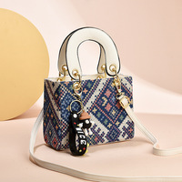 Nuevo Bolso de Hombro para Mujer, Estilo Étnico de Cuero PU, Tejido, Moderno y Popular, con Adornos de Muñecas a la Moda