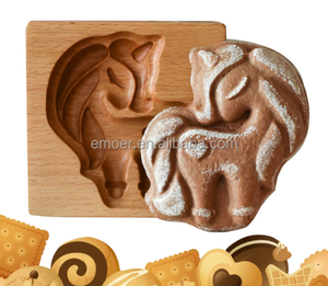 Molde de madera de haya para galletas con diseños de Mr. Rabbit, Avellana, Caballo, Guirnalda, Gallo, Hongo y Haya - Product Image 3