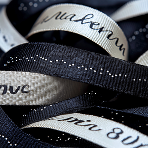 Cinta de Grosgrain de Alta Calidad con Logotipo en Relieve 3D, Diseño Personalizado para Empaque de Regalos, con Impresión de Logotipo de Marca - Product Image 3