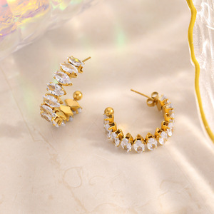 Boucles d'oreilles Huggie plaquées or 18 carats avec incrustation de zircon en forme de C pour les fêtes, bijoux de mode - Product Image 2