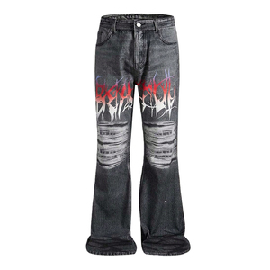 Jeans Neri Graffiti - Micro-svasati, Strappati, Stampati e Dipinti a Spruzzo con Gradiente Rosso e Bianco, Pantaloni a Vita Alta all'Ingrosso - Product Image 1