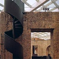 Escalier en colimaçon intérieur haut de gamme, élément élégant pour l'espace de vie, avec marches en bois massif pour un intérieur résidentiel de luxe
