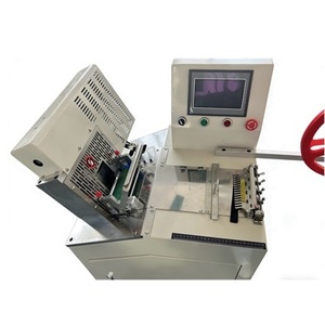 Máquina de corte de esquinas rotatoria automática ultrasónica para cremalleras, correas de reloj, bandas elásticas y satén de formas especiales - Product Image 3