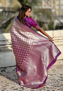 ผ้าไหมบานาราสีเนื้อนุ่มสีม่วง ประดับด้วยงานปักลวดลาย 3 มิติ หรูหรา สำหรับงานแต่งงานและเทศกาล ผ้าไหมบานาราสีสีม่วง - Product Image 2