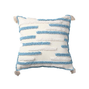 Housse de coussin rectangulaire moderne et minimaliste à rayures tuftées, en coton, polyester et lin, brodée, pour la décoration intérieure - Product Image 4