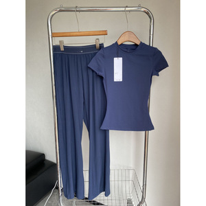 Set Yoga Estivo da Donna di Marca di Lusso Personalizzato AIL, Maniche Corte e Pantaloni a Gamba Larga, Traspirante e Confortevole - Product Image 5