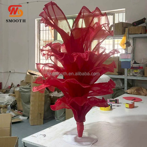 Fleurs artificielles géantes personnalisées SMOOTH pour accessoires d'événements de mariage, grandes fleurs en organza violettes faites à la main, centre de table - Product Image 3