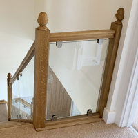 Rampe d'escalier moderne en acier inoxydable avec fixations au sol, finition résistante à la rouille et à l'eau, protégée contre les UV, pour usage hôtelier