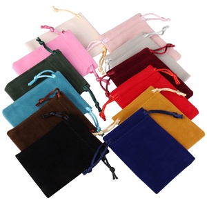 Sac cadeau de luxe en velours satiné avec cordon de serrage et logo personnalisé en relief pour bijoux, pour femmes - Usage domestique, tailles personnalisées, marque OEM, noir - Product Image 1