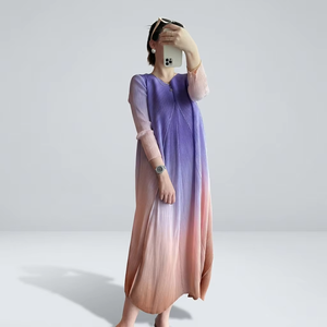 Pronto per la Spedizione: Abito Midi Plissettato Stile Miyake per Donna, Taglia Unica, Alta Elasticità, Sfumatura Ombré Sognante - Product Image 2
